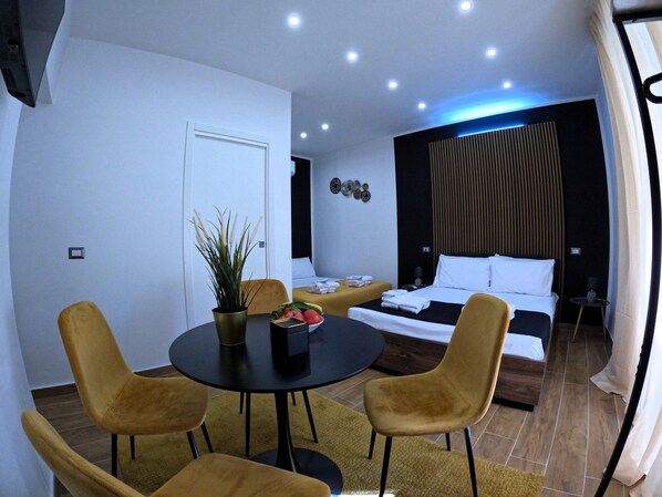 Deluxe Quadruple Room, City View | Desk, laptop workspace, soundproofing, free WiFi - BlackWoody Contemporary Rooms - Napoli Centro Storico (Naples)