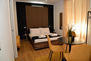 Deluxe Quadruple Room, City View | Desk, laptop workspace, soundproofing, free WiFi - BlackWoody Contemporary Rooms - Napoli Centro Storico (Naples)