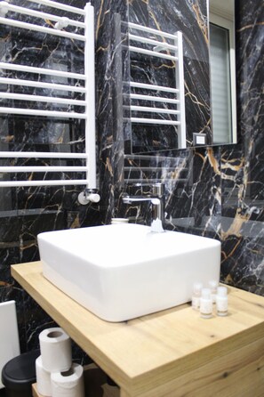 Firemannsrom – deluxe, byutsikt | Bad | Dusj, hårføner, badekåper og tøfler