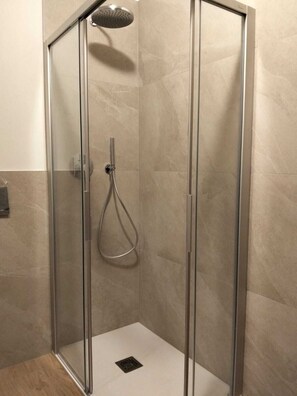 Een douche, een haardroger, handdoeken
