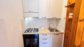 Kühlschrank, Ofen, Herdplatte, Kochgeschirr/Geschirr/Besteck