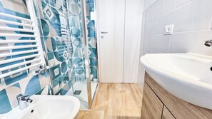 Regadera, bidet, toallas 