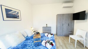 3 habitaciones, tabla de planchar con plancha y ropa de cama 