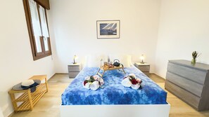 3 habitaciones, tabla de planchar con plancha y ropa de cama 