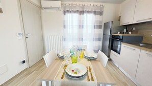 Une cuisine moderne avec un coin repas.