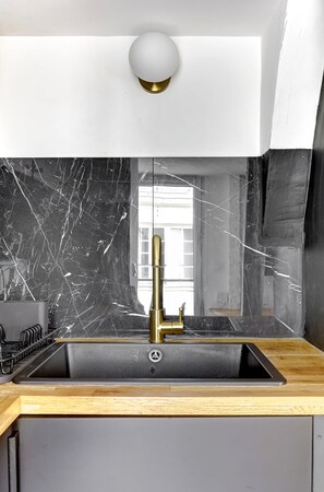 Shower, hair dryer, towels, shampoo - Studio lumineux au centre de Paris (Paris)