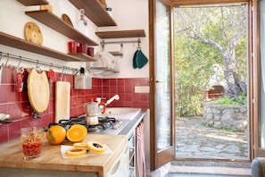 Réfrigérateur, micro-ondes, plaque de cuisson, cafetière/bouilloire