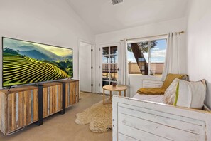 Fernseher, Kamin, Bücher, Stereoanlage