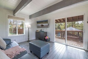 Télévision, cheminée, espaces bureaux