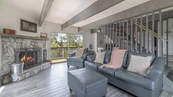 Tv, eldstad och kontor