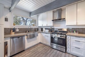 Kjøleskap, mikrobølgeovn, ovn og kokeplater