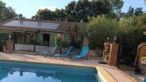 A poolside table with a bowl, two glasses, and a smartphone. - Olive trees (Tornac)