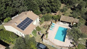 A residential property with a swimming pool, solar panels, and a garden area. - Olive trees (Tornac)