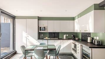 Een koelkast, een microgolfoven, een oven, een kookplaat