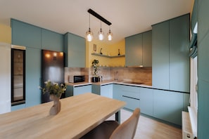 Kühlschrank, Mikrowelle, Ofen, Herdplatte