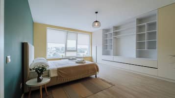 1 habitación, tabla de planchar con plancha y cuna de viaje