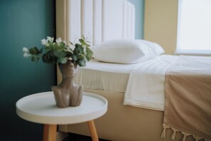 1 quarto, ferros/tábuas de passar roupa, berço de viagem