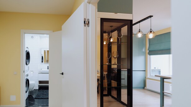 A modern apartment with a kitchen, dining area, and a laundry room. - Full Amenities, Modern 1BR • near Medpark Riscani (Chișinău)