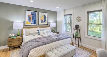 Charming Renovated 3/2-Cottage with Hot Tub, Firepit and Fireplace.