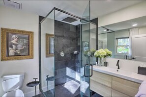 Dusche, Haartrockner, Handtücher, Seife