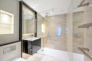 Douche, sèche-cheveux, shampoing