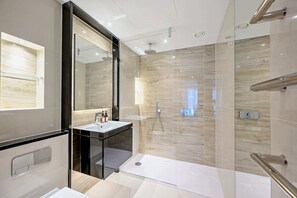 Chuveiro, secador de cabelo, shampoo 