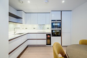 Kjøleskap, ovn, kokeplater og oppvaskmaskin