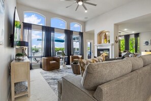 TV, peis, bøker og stereoanlegg