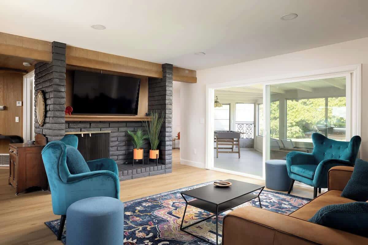 TV, bøker og kontorer