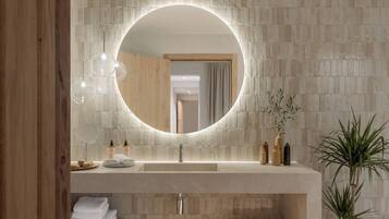 Executive suite, uitzicht op de binnenplaats | Donsdekens, bedden met traagschuimmatrassen, een kluis op de kamer