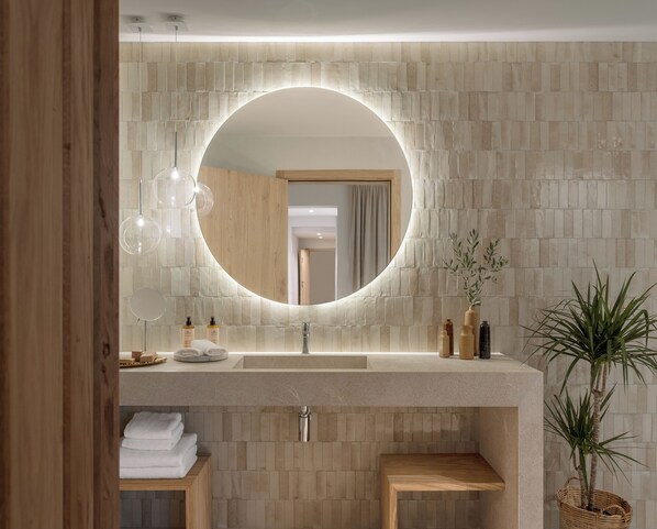 Suite – executive, bakgårdsutsikt | Dundyner, memory foam-senger, safe på rommet og individuelt dekorert