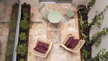 Suite ejecutiva, vista al patio | Edredón, camas con efecto memoria y caja de seguridad en la habitación