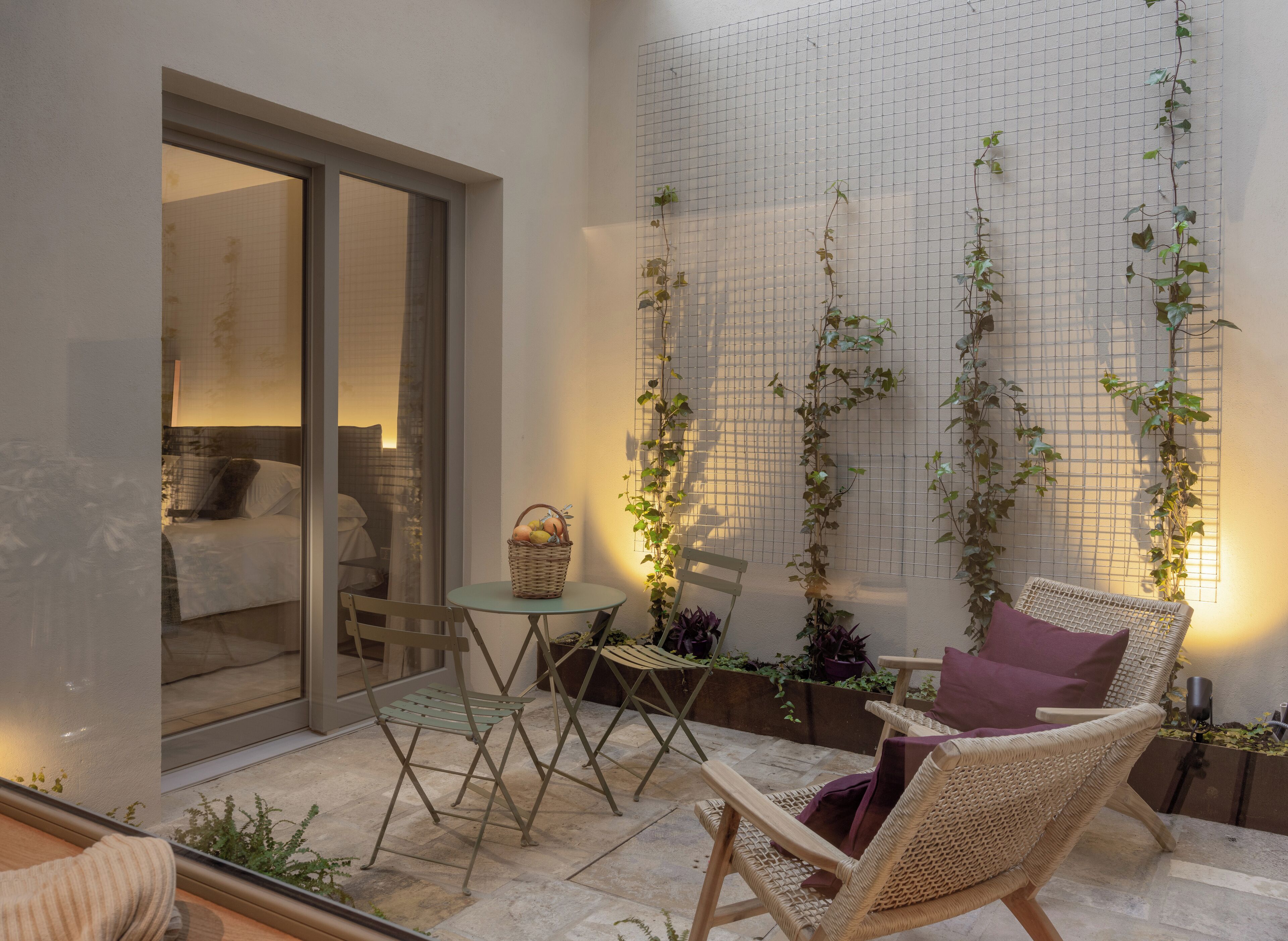 Executive-suite - udsigt til gårdsplads | Dundyner, senge med madrasser af memory foam, pengeskab på værelset