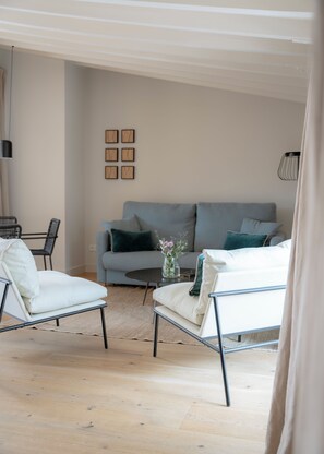 Suite – deluxe, byutsikt | Dundyner, memory foam-senger, safe på rommet og individuelt dekorert