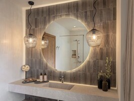 Suite junior, vistas a la ciudad | Baño | Artículos de higiene personal gratuitos, secador de pelo y albornoces