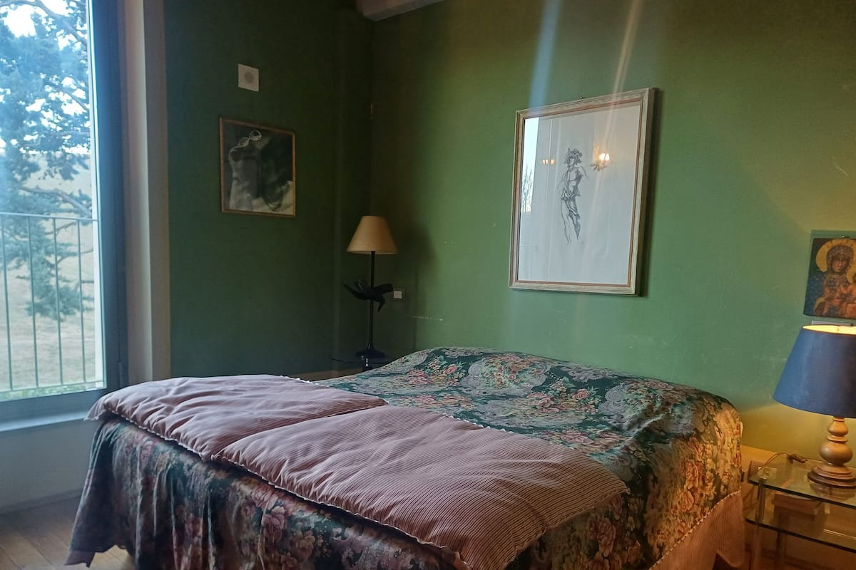 1 habitación, cortinas blackout, wifi gratis y ropa de cama