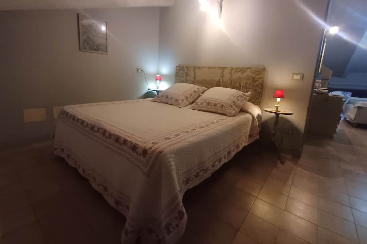 1 habitación, cortinas blackout, wifi gratis y ropa de cama