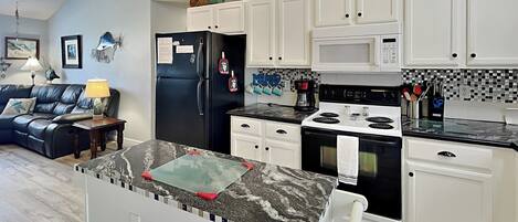 Een koelkast, een magnetron, een oven, een kookplaat