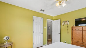 2 bedrooms, iron/ironing board, Internet, bed sheets - Southern Comfort | Great Location In Heart Of Port A! (Port Aransas)