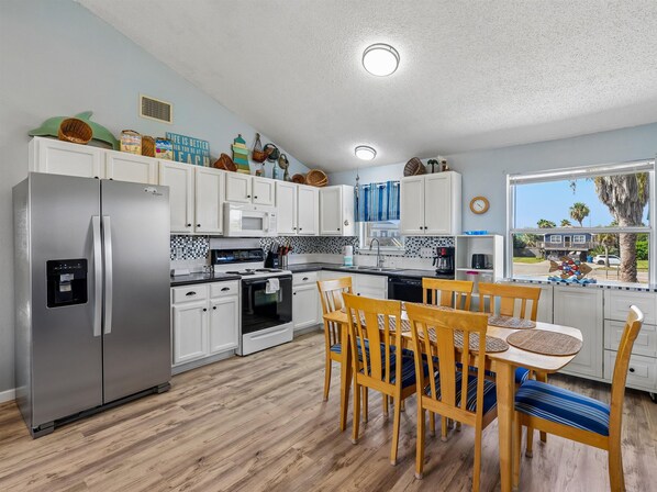 Full Kitchen - Southern Comfort | Great Location In Heart Of Port A! (Port Aransas)