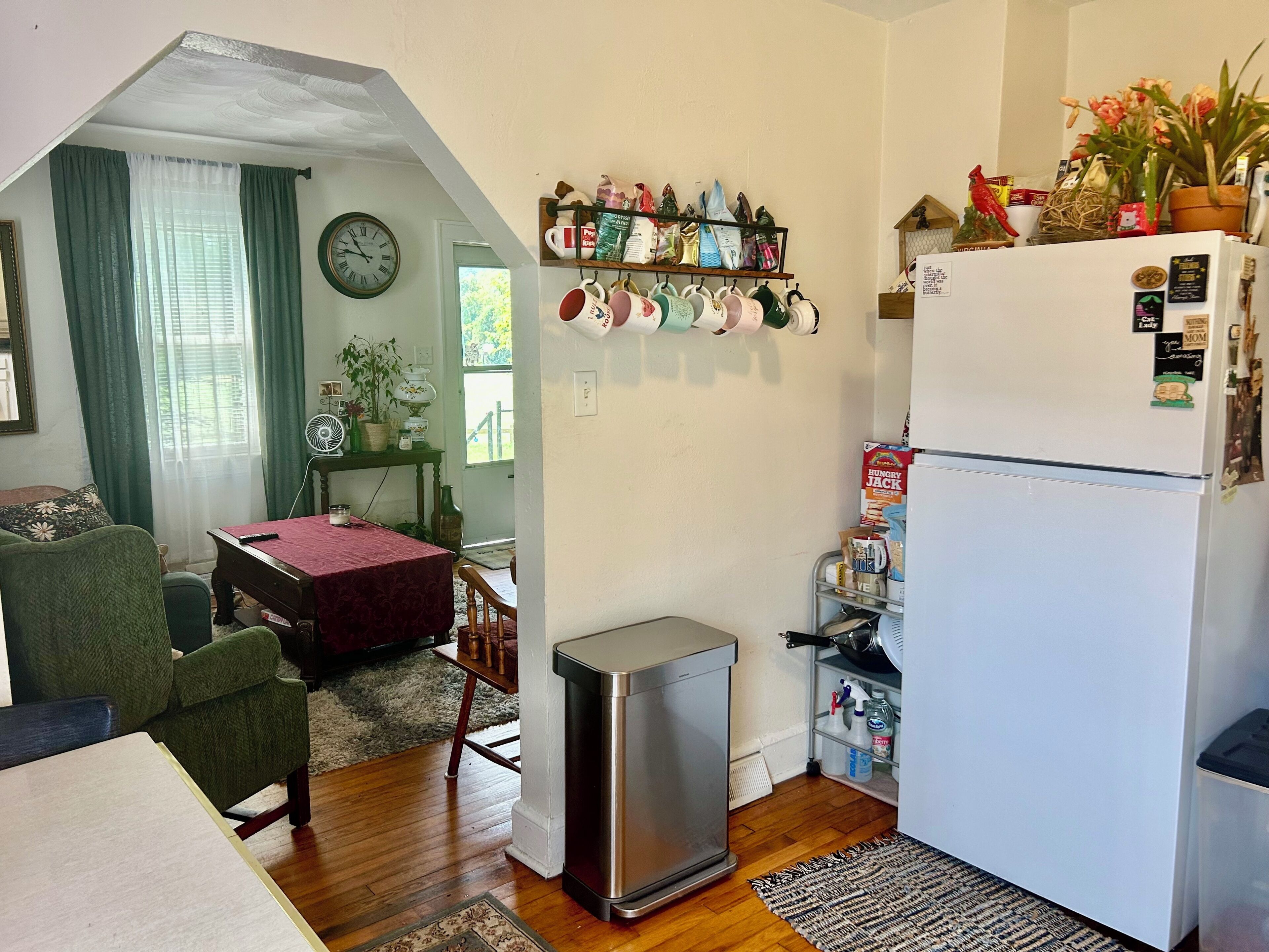 Un espacio habitable compacto con kitchenette, comedor y una pequeña zona de estar.