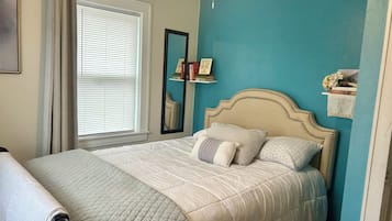 Tabla de planchar con plancha, wifi y ropa de cama