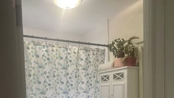 Secador de pelo, bidet, toallas, jabón