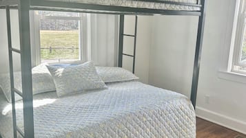 3 bedrooms, iron/ironing board, WiFi, bed sheets