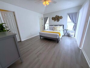 4 bedrooms, iron/ironing board, WiFi, bed sheets - Beautiful South-Facing Pool Home in Southern Dunes (Haines City)