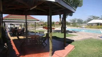 Una piscina al aire libre