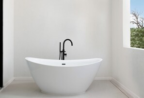 Douche, sèche-cheveux, serviettes fournies