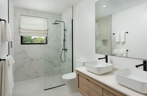 Douche, sèche-cheveux, serviettes fournies