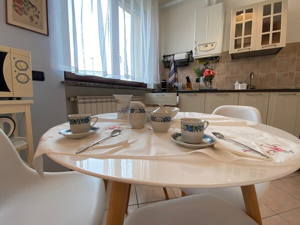 Kjøleskap, mikrobølgeovn, kokeplater og kaffetrakter/tekoker