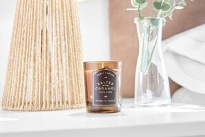 Eine Duftkerze mit dem Aufdruck 'Salted Caramel' auf einer weißen Oberfläche.